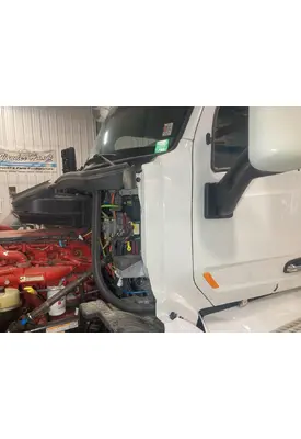 Peterbilt 579 Cowl