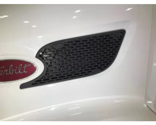 Peterbilt 579 Hood Side Vent