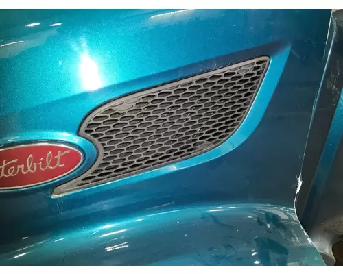 Peterbilt 579 Hood Side Vent