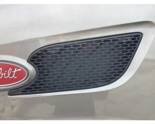 Peterbilt 579 Hood Side Vent