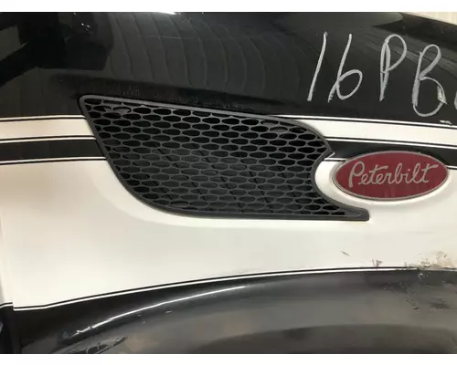 Peterbilt 579 Hood Side Vent
