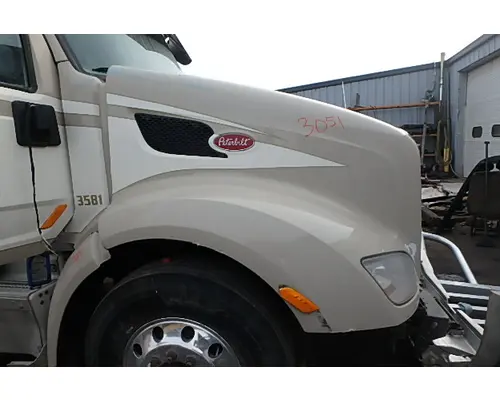 Hood PETERBILT 579 Sam's Riverside Truck Parts Inc