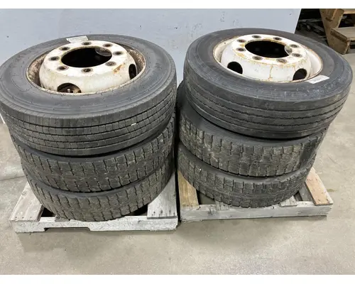 Pilot 19.5 STEEL Tire and Rim