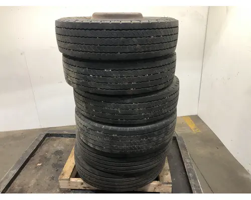 Pilot 19.5 STEEL Tire and Rim