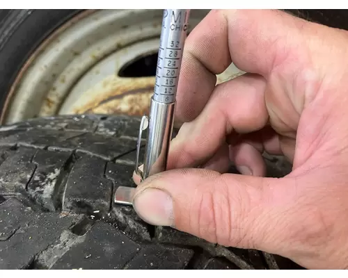Pilot 19.5 STEEL Tire and Rim