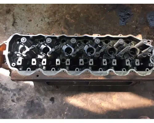 STERLING L7500 Cylinder Head
