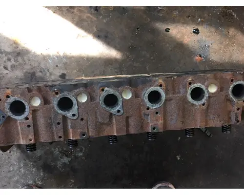 STERLING L7500 Cylinder Head