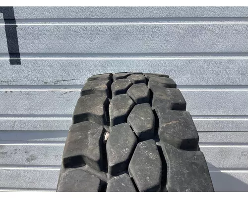 STERLING L9500 SERIES Tires