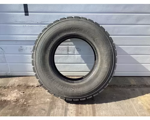 STERLING L9500 SERIES Tires