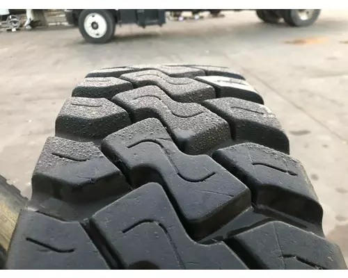 STERLING L9500 SERIES Tires