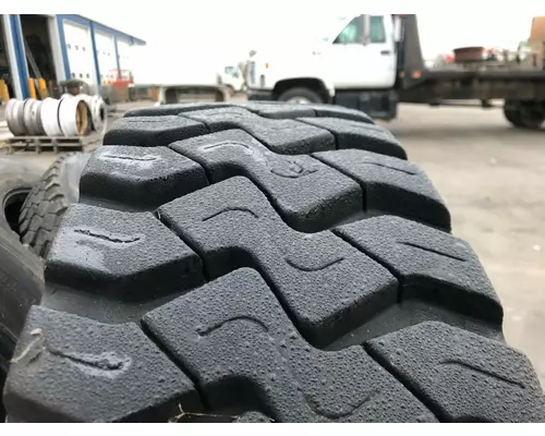 STERLING L9500 SERIES Tires