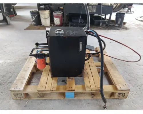 STERLING L9500 HYDRAULIC TANK