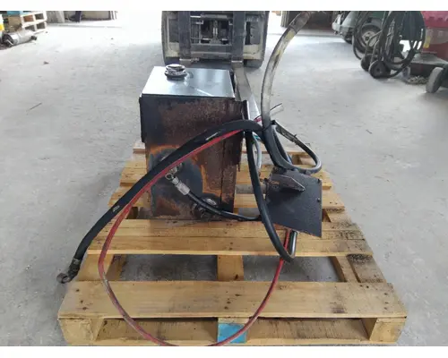 STERLING L9500 HYDRAULIC TANK