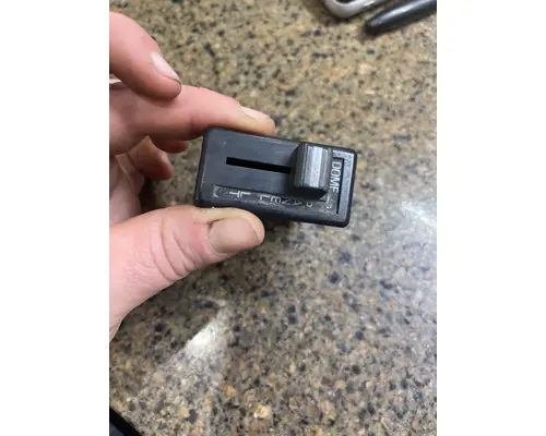 Dash / Console Switch STERLING L9501 Truck Salvage International Inc