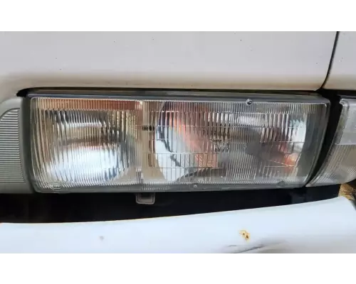 UD/Nissan UD1800CS Headlamp Assembly