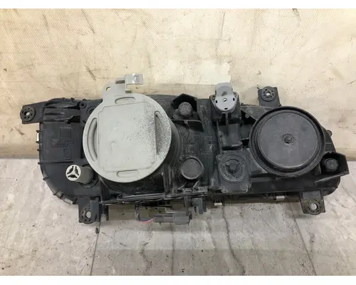 UD TRUCK UD2600 Headlamp Assembly