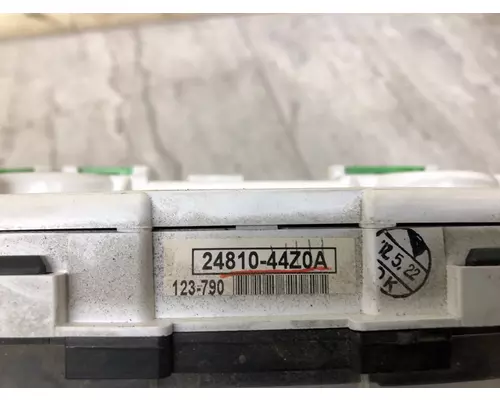 UD TRUCK UD2600 Instrument Cluster