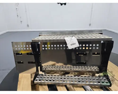 VCE VNL630 8271 foot step, chassi mounted