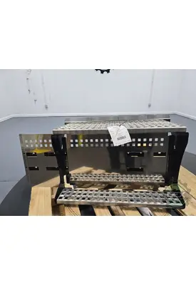 VCE VNL630 8271 foot step, chassi mounted