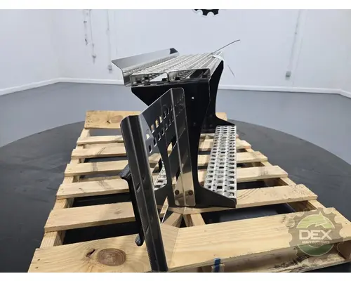 VCE VNL630 8271 foot step, chassi mounted