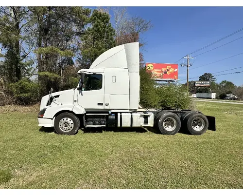 VOLVO TRUCK VNL Complete Vehicle