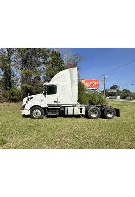 VOLVO TRUCK VNL Complete Vehicle