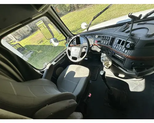 VOLVO TRUCK VNL Complete Vehicle