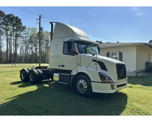 VOLVO TRUCK VNL Complete Vehicle