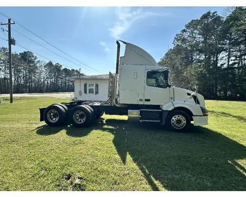 VOLVO TRUCK VNL Complete Vehicle