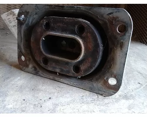 VOLVO 670 Engine Mounts