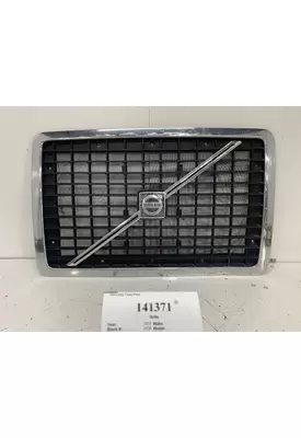 VOLVO 82733842 Grille