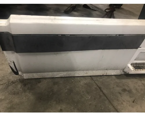 VOLVO VN670 Skirt