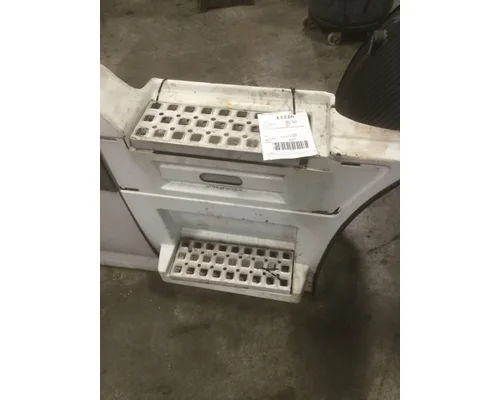 VOLVO VN670 Skirt