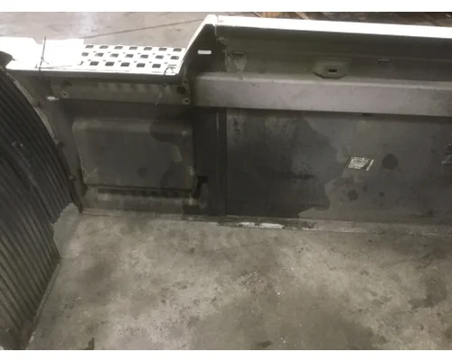 VOLVO VN670 Skirt