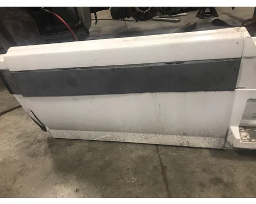 VOLVO VN670 Skirt
