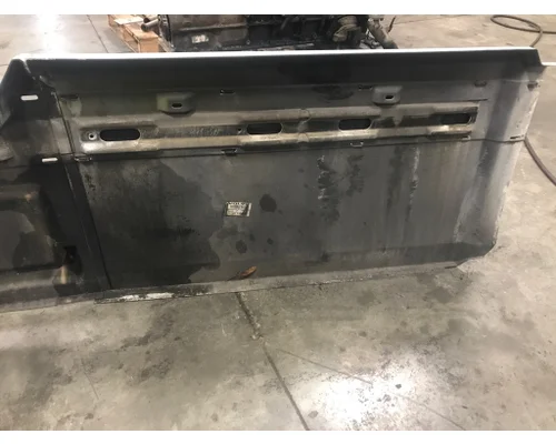 VOLVO VN670 Skirt