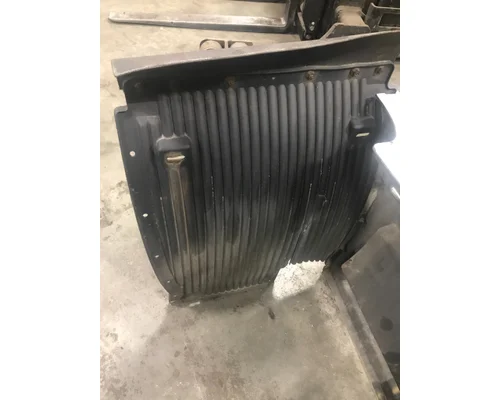 VOLVO VN670 Skirt
