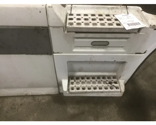 VOLVO VN670 Skirt