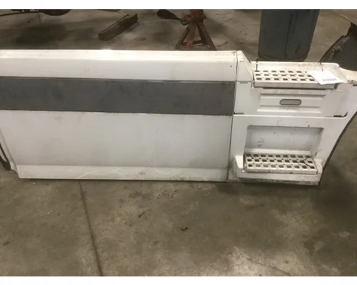 VOLVO VN670 Skirt
