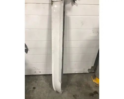 VOLVO VN670 Skirt
