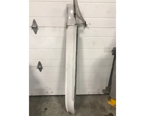 VOLVO VN670 Skirt