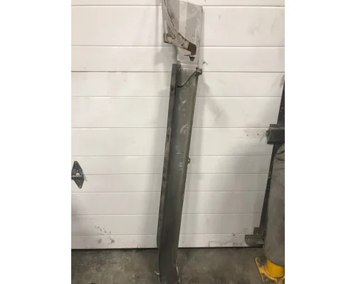 VOLVO VN670 Skirt