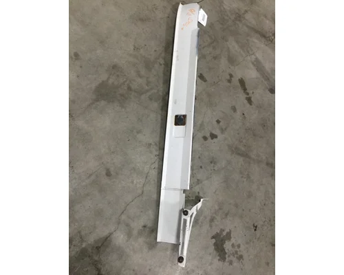 VOLVO VN670 Skirt