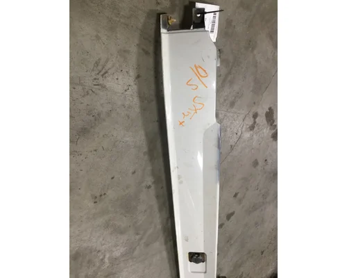 VOLVO VN670 Skirt