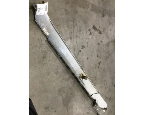 VOLVO VN670 Skirt