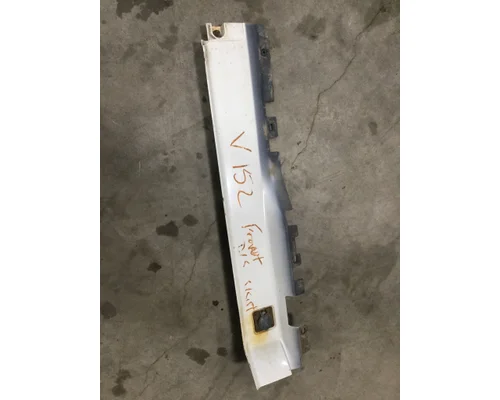 VOLVO VN670 Skirt