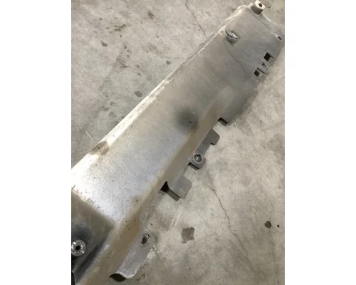 VOLVO VN670 Skirt