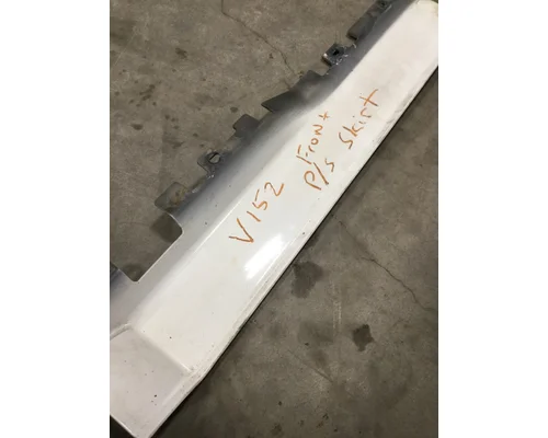 VOLVO VN670 Skirt