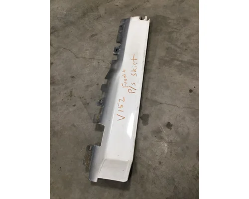 VOLVO VN670 Skirt