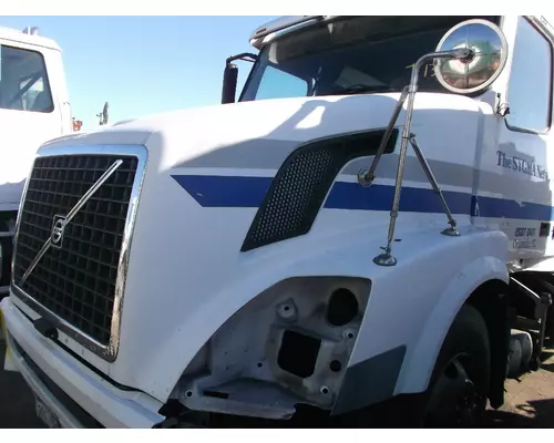 VOLVO VNL 2003-OLDER HOOD